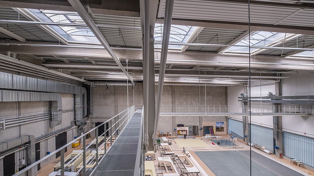 Opernfundus Hamburg mit LAMILUX Lichtband B und großer Werkhalle für Bühnenbilder.