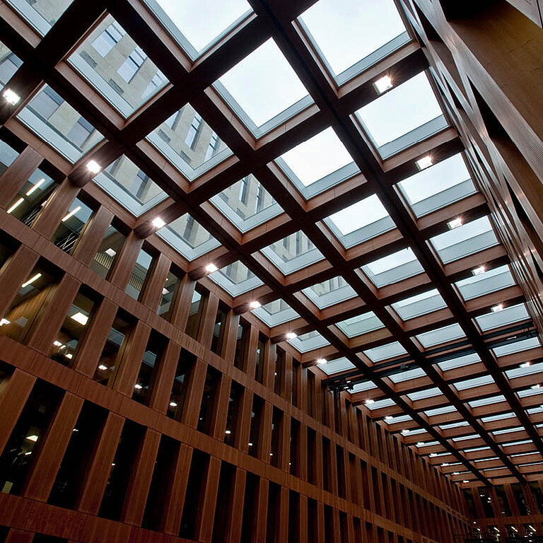 LAMILUX Glasdach PR60 als Sicherheitsdach in Industriehalle mit Rasterverglasung