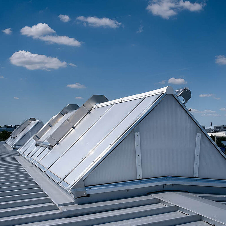 LAMILUX Lichtband Satteldachform auf Flachdach mit geschlossener Verglasung zur natürlichen Tageslichtversorgung