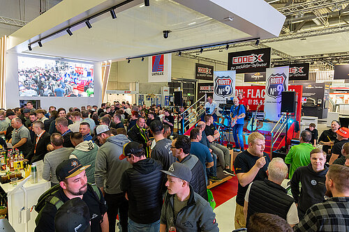 LAMILUX Messestand mit Mission Flachdach und Live-Musik