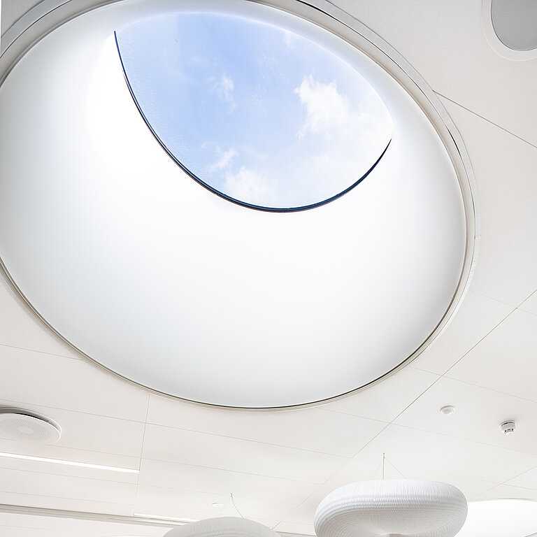 LAMILUX Flachdach Fenster F100 rund mit weißem Innenrahmen, runde Tageslichtöffnung im Deckenbereich