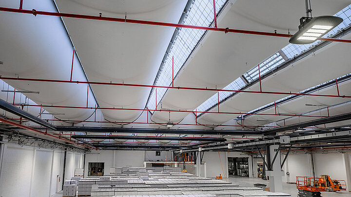 Lichtband in einer Logistik Industriehalle, Innenansicht