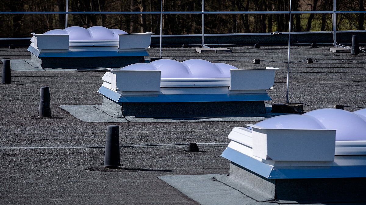 Drei Lichtkuppeln F100 W auf dem Flachdach des R-Pharm Gebäudes in Illertissen.