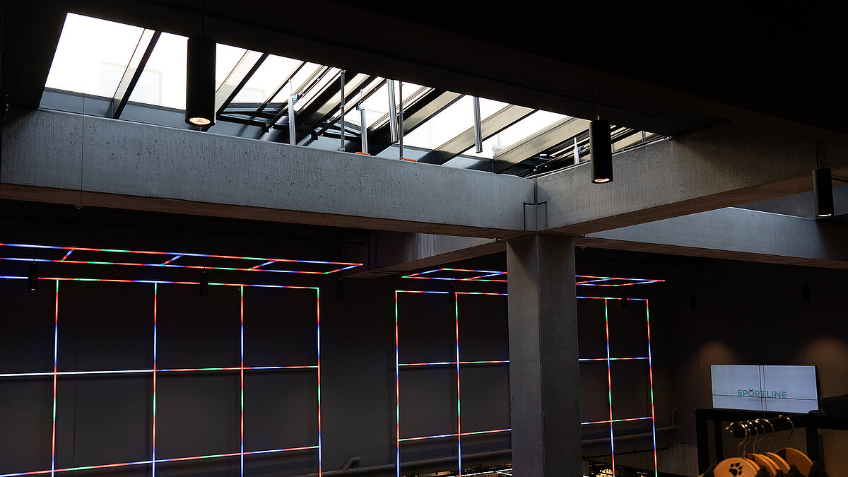 RGB beleuchtete Lichtbänder mit einem Glasdach darüber