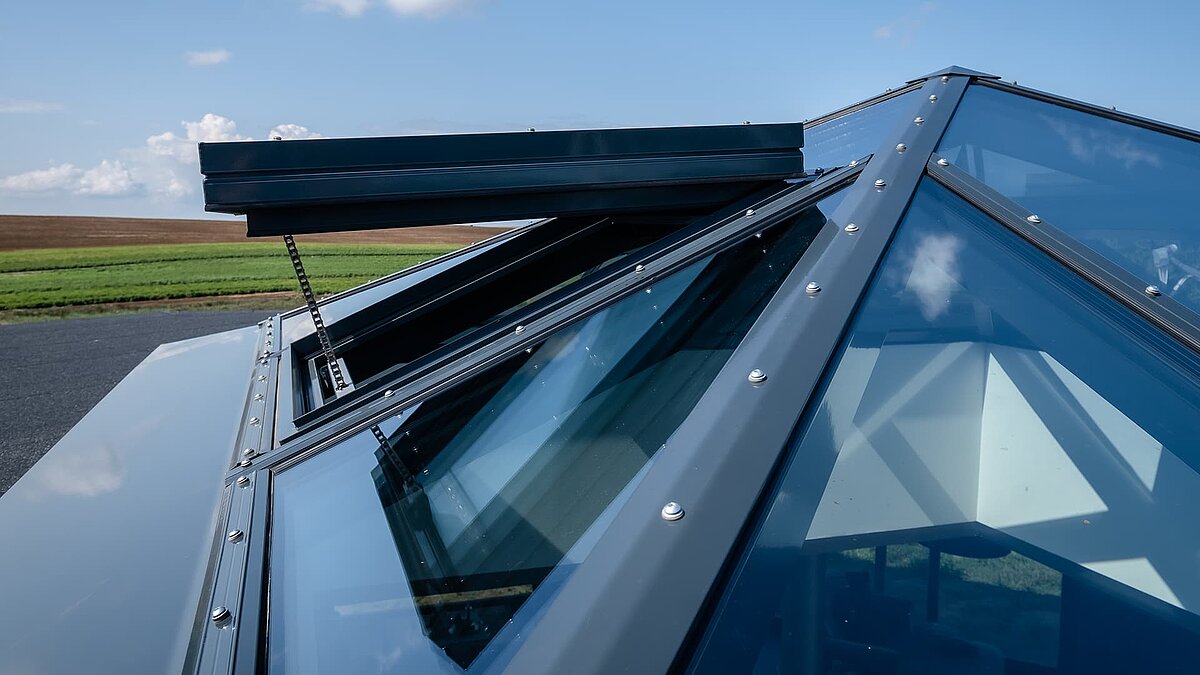 Detailansicht der Glaspyramide auf dem Dach eines Einfamilienhauses in Wichmannsdorf.
