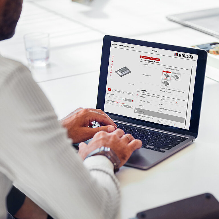 Person arbeitet an einem Laptop mit geöffnetem Produktkonfigurator, der eine technische Zeichnung mit Markierungen und Bedienelementen zeigt