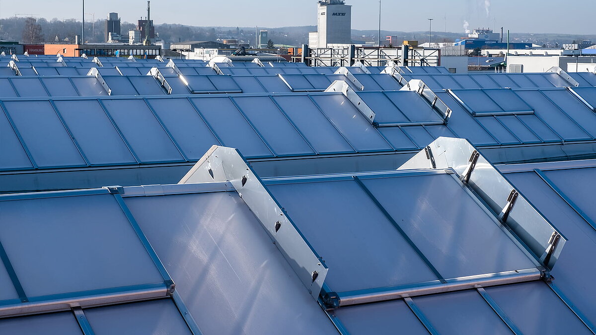 Lichtbänder auf dem Dach des OBI Baumarkts in Bamberg, angeordnet in parallelen Reihen mit Tageslichteinfall.