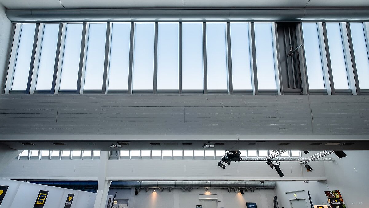 Innenansicht des Vogel-Convention-Centers in Würzburg mit modernen Glasdach-Elementen und heller Beleuchtung.