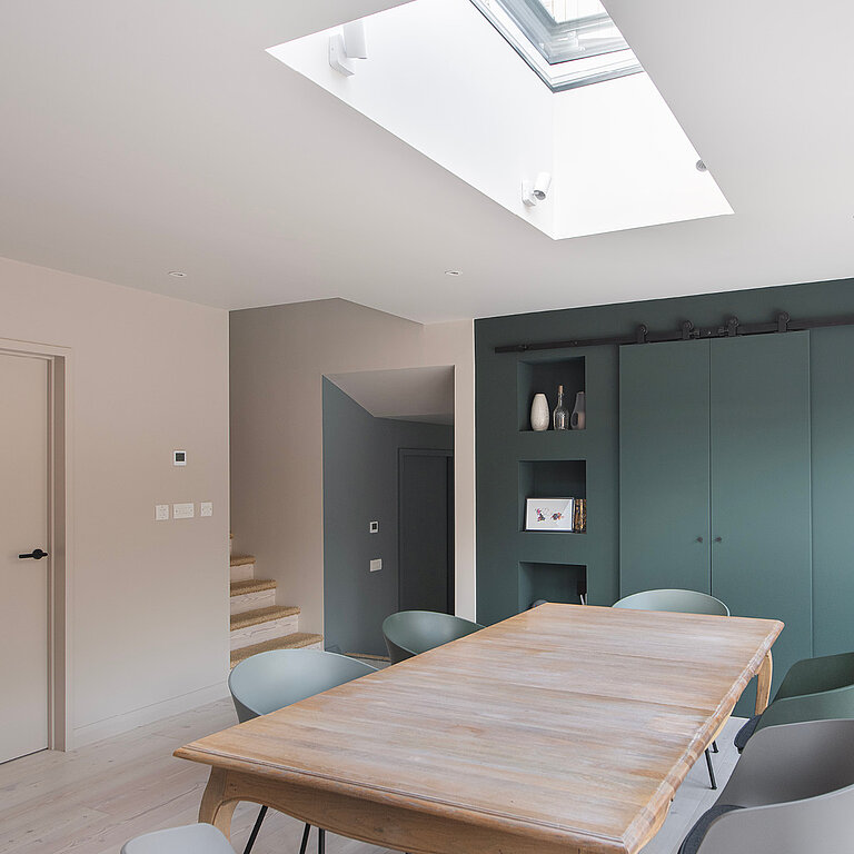 LAMILUX Flachdach Fenster FE 3° im Essbereich, geneigte Verglasung für optimalen Tageslichteinfall