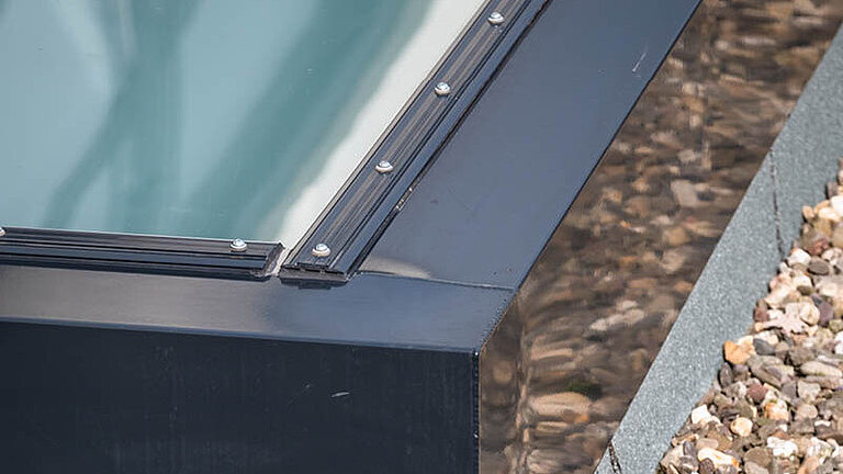 Detail Glasdach Fire Resistance mit sichtbarer Wärmedämmung und dunklem Rahmenprofil.