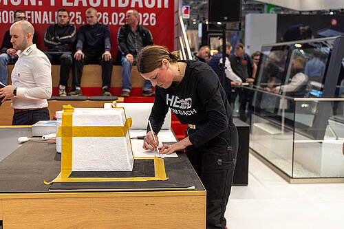 LAMILUX Mission Flachdach: Verarbeitung eines GFK Aufsatzkranzecks am Messestand