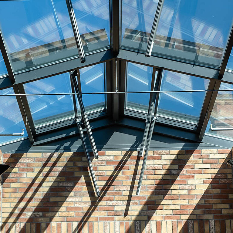 Innenansicht eines LAMILUX Glasdach RWA mit mehrteiliger Verglasung, sichtbarer Tragkonstruktion und einfallendem Tageslicht