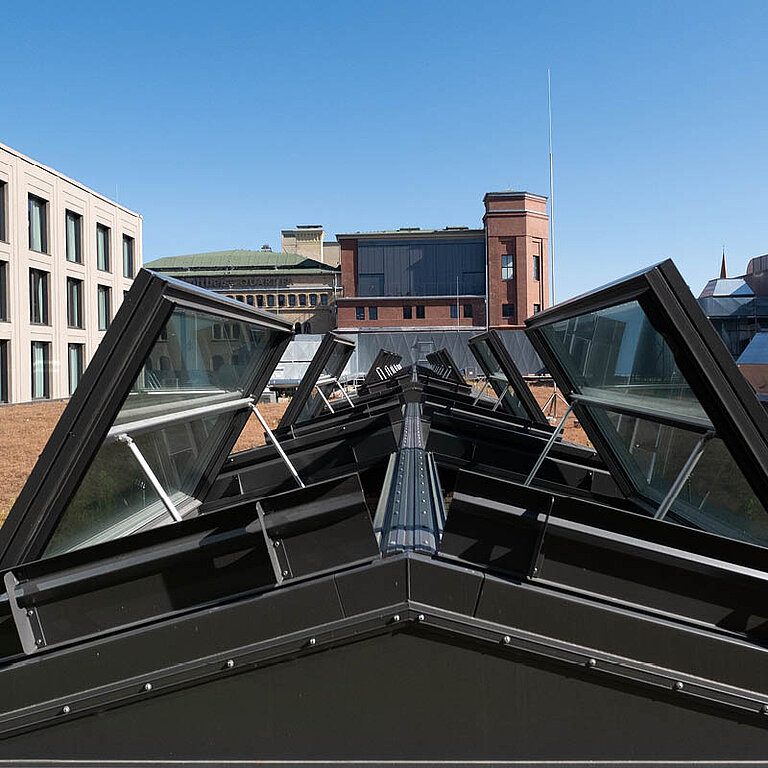 Geöffnetes LAMILUX Glasdach RWA auf Gebäudeoberlicht mit mehrteiliger Verglasung