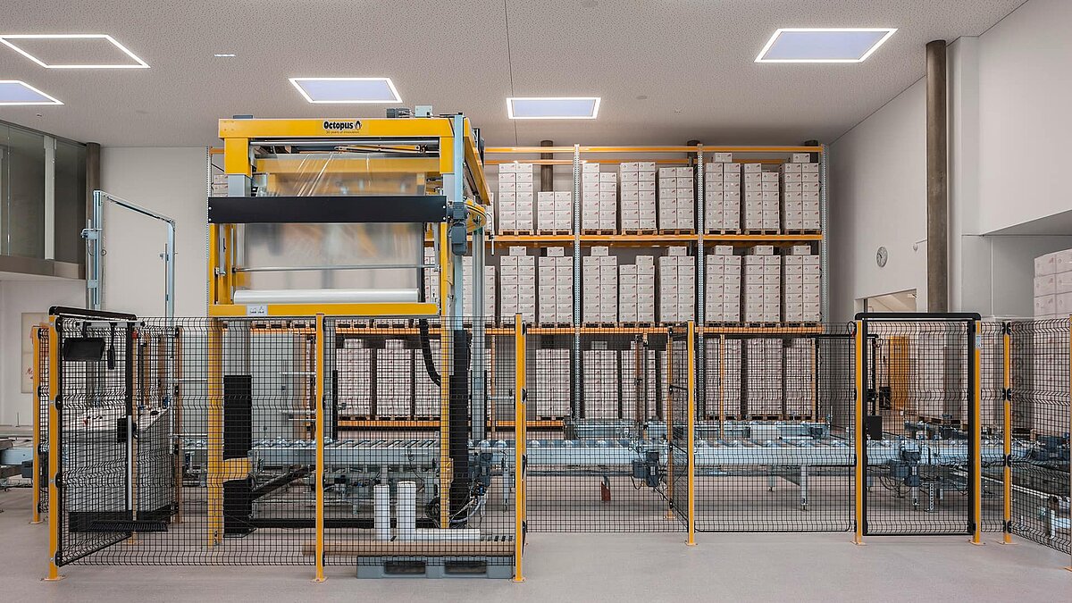 Produktions- und Lagerhalle von Zaltech in Moosdorf, Österreich, ausgestattet mit LAMILUX Flachdachfenster F100 für optimale Tageslichtnutzung.