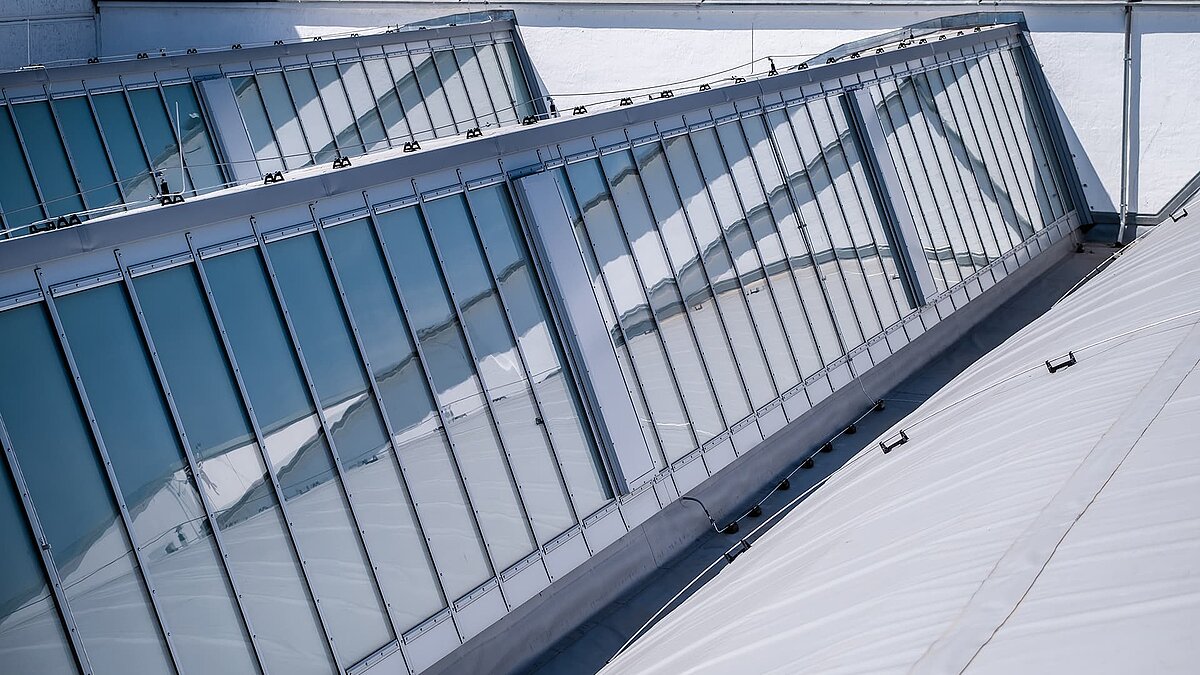 Nahaufnahme der LAMILUX Flachdach-Fenster auf dem Dach des Vogel-Convention-Centers in Würzburg.