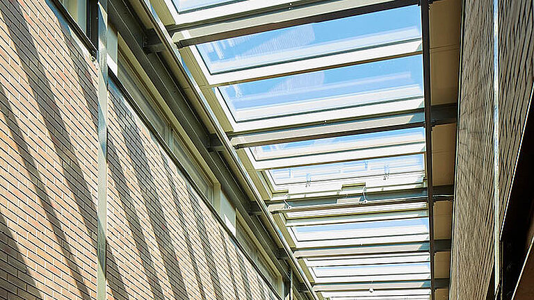 Glass Roof PR60 Passivhaus mit natürlicher Belichtung und filigraner Stahlkonstruktion.