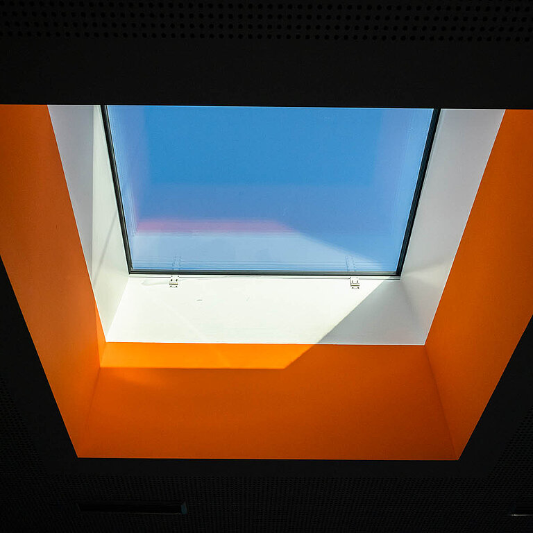 LAMILUX Flachdach Fenster FE 0° mit farbigem Lichtschacht, bündige Tageslichtöffnung im Innenraum