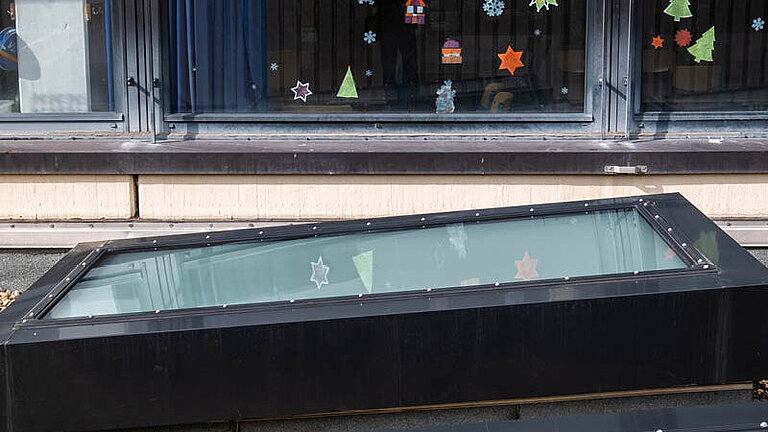 LAMILUX Flachdach Fenster Fire Resistance auf Flachdach vor Glasfassade mit feuerwiderstandsfähiger Verglasung