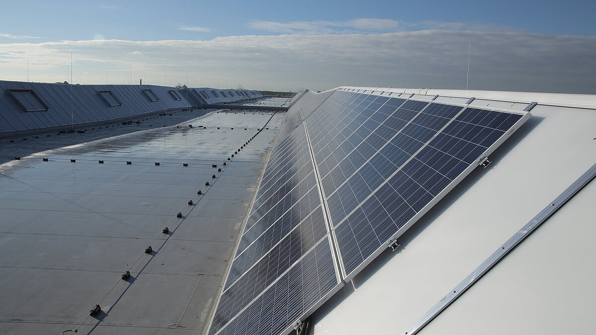 Solarmodule auf dem Dach des Logistikzentrums von Rhenus Logistics in Hoppegarten mit LAMILUX Lichtband S.