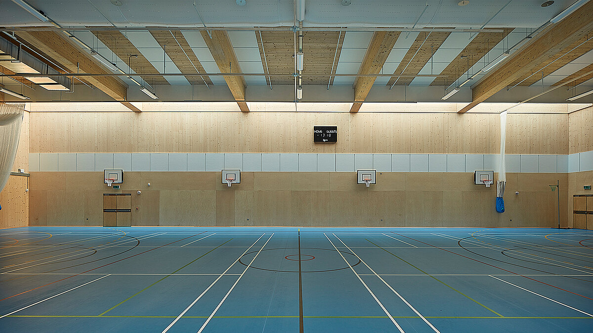 Sporthalle der Harris Academy Sutton mit Holzdecken, Mehrzweck-Spielfeld und Basketballkörben