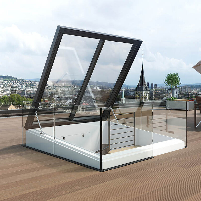 Geöffneter LAMILUX Flachdach Ausstieg Komfort Quadrat auf Dachterrasse mit transparenter Verglasung für sicheren und komfortablen Dachzugang