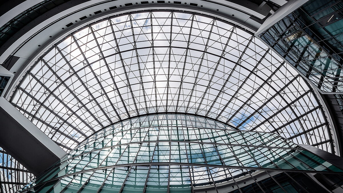 Großflächige, gewölbte Glasdachkonstruktion im BMW Group Forschungs- und Innovationszentrum (FIZ) mit beeindruckendem Lichteinfall und moderner Architektur.