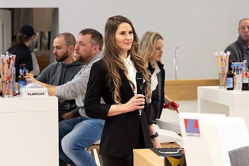 LAMILUX Moderatorin mit Mikrofon bei Mission Flachdach