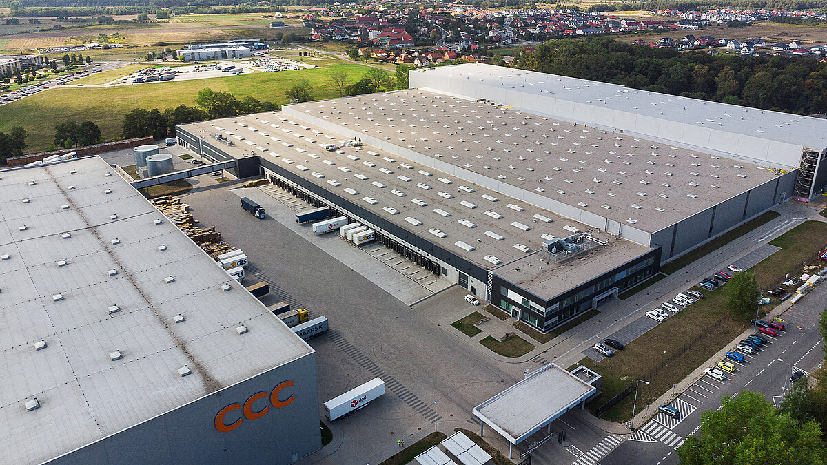 Blick auf das Dach eines Logistikgebäudes mit Tageslichtelementen