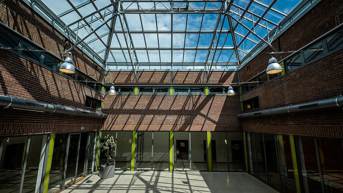 Innenansicht des Dante-Gymnasiums mit großem Glasdach.