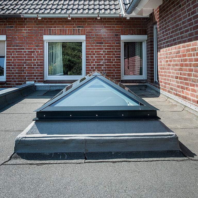 LAMILUX Flachdach Fenster FE Pyramide / Walm auf Flachdach mit Kies, Außenansicht der pyramidenförmigen Verglasung