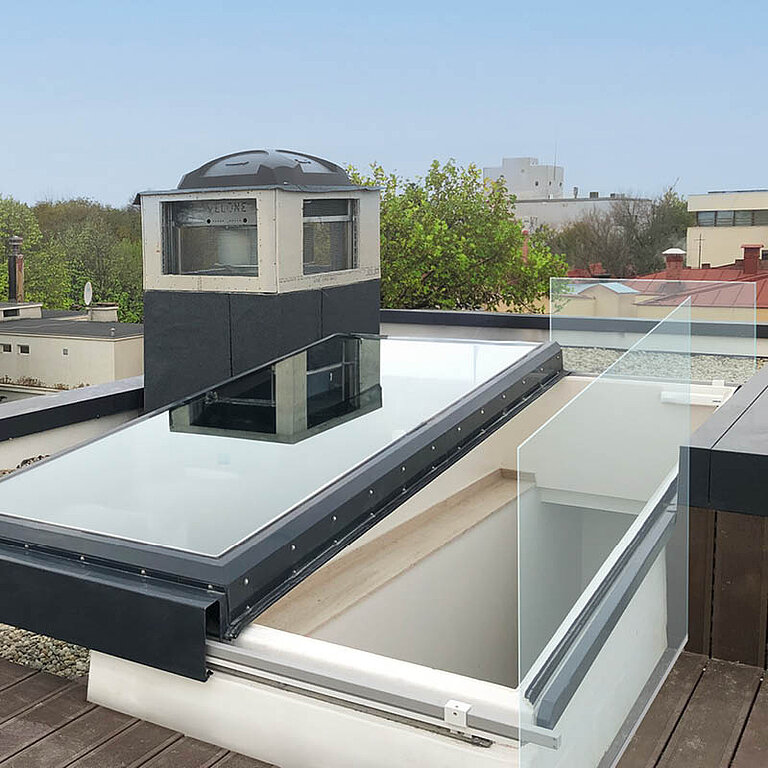 LAMILUX Flachdach Ausstieg auf Flachdach mit sicherem Dachzugang und integrierter Aufstiegsöffnung