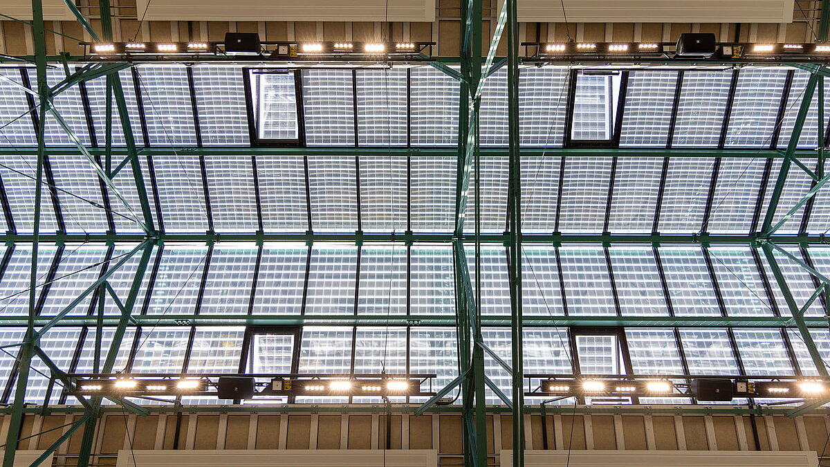Innenansicht des LAMILUX Glasdach PR60 mit integrierten Photovoltaik-Elementen in Stahltragwerk.