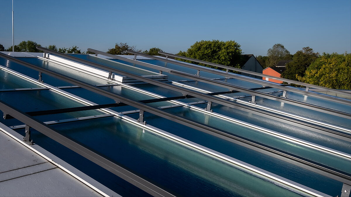 Dachansicht der Bertha-von-Suttner-Realschule in Köln mit modernen Tageslichtsystemen und Glasoberflächen.