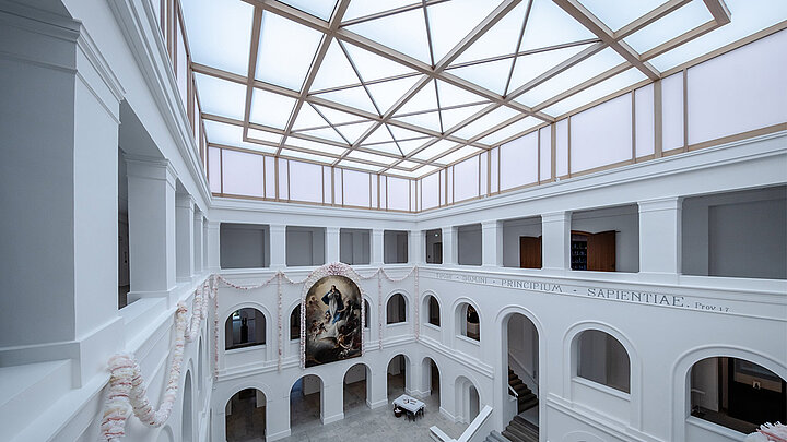 LAMILUX Glasdach PR60 über dem lichtdurchfluteten Atrium des Diözesanmuseums Freising mit weißen Arkaden