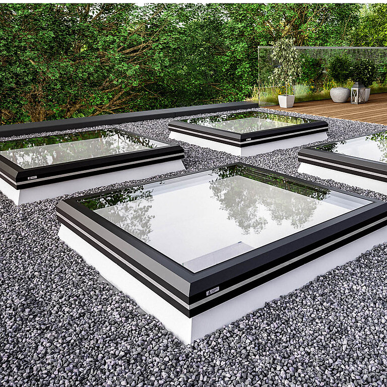 Mehrere LAMILUX Flachdach Fenster auf Flachdach mit Kies, flächenbündige Glasflächen für Tageslicht