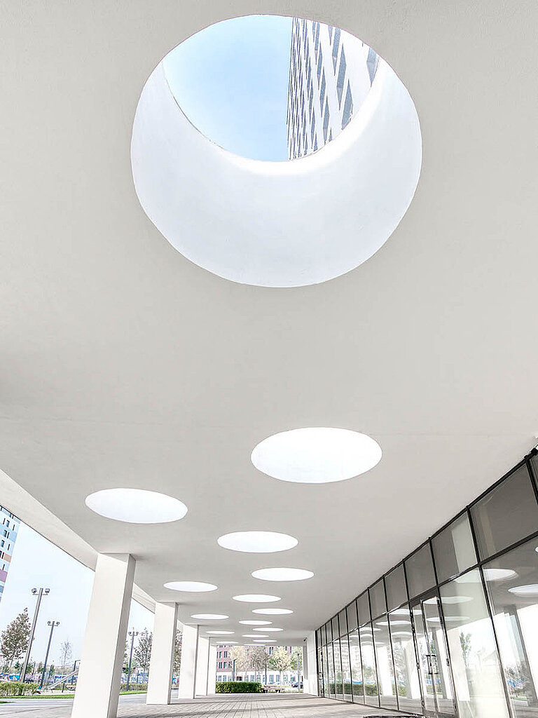 LAMILUX Lichtkuppel F100 rund in großer Halle für gleichmäßigen Tageslichteinfall