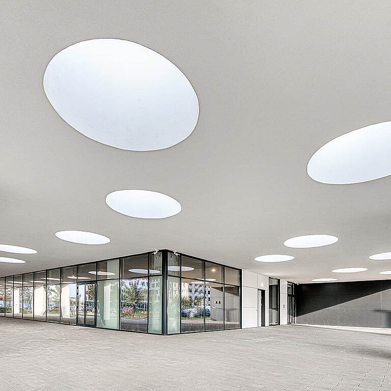 Lichtkuppel F100 rund in moderner Verkaufsfläche für gleichmäßigen Tageslichteinfall