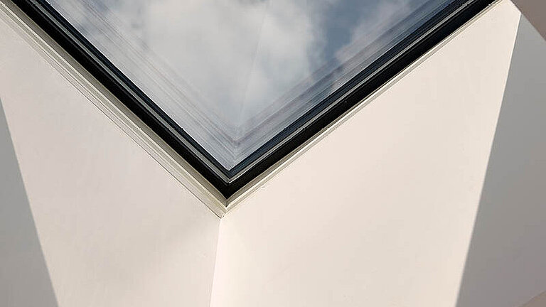 Innenansicht eines LAMILUX Flachdach Fenster Fire Resistance mit feuerwiderstandsfähiger Verglasung und Tageslicht