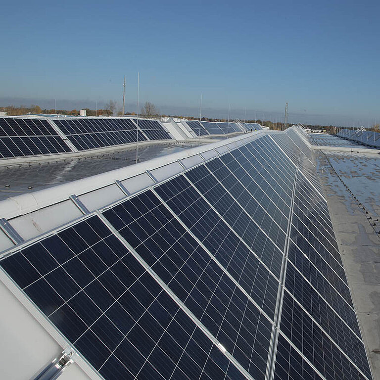 LAMILUX Lichtband mit Photovoltaik auf Flachdach mit integrierten Solarmodulen zur kombinierten Tageslicht- und Energiegewinnung