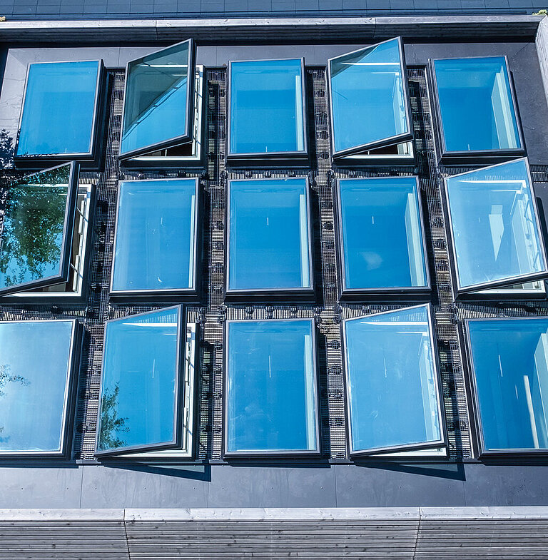 Flachdach mit quadratischen Lichtkuppeln in Rasteranordnung