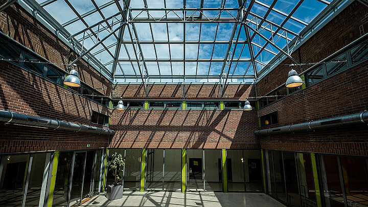 Mit Tageslicht durchfluteter Innenhof des Dante Gymnasiums in München Sanierung eines Glasdachs mit dem Pfosten-Riegel-System von LAMILUX | insights by LAMILUX