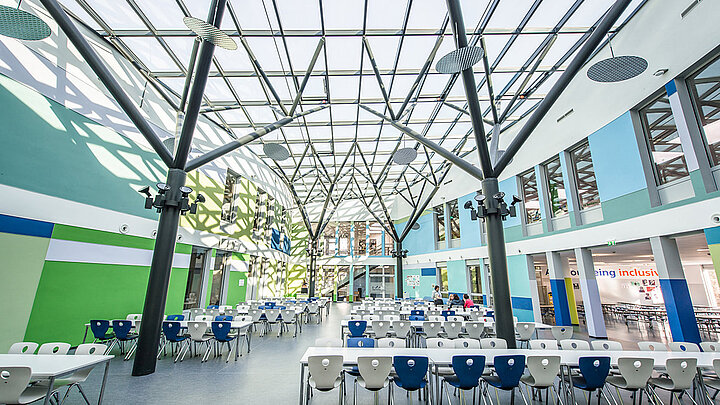 Glasdach auf Stahlbäumen Überdachter Innenhof der International School in Bonn | insights by LAMILUX