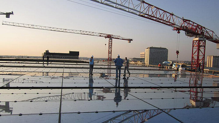 Glasdach des Nuovo Centro Congressi während der Bauphase | insights by LAMILUX