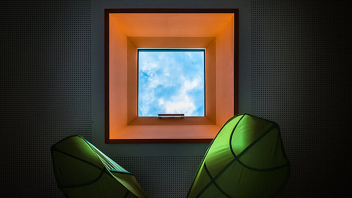 Blick in den Himmel durch das bunte Flachdach Fenster Kindgerechtes buntes Flachdach Fenster in der Kita Wolke 10 | insights by LAMILUX