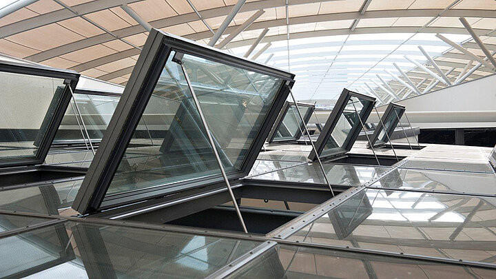 Glasdach der Rhein-Galerie Ludwigshafen mit geöffneten NRWG | insights by LAMILUX