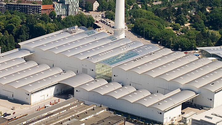 Drohnenfoto der Neuen Messe Hamburg mit Blick auf Glasdach und RWA-Anlagen | insights by LAMILUX
