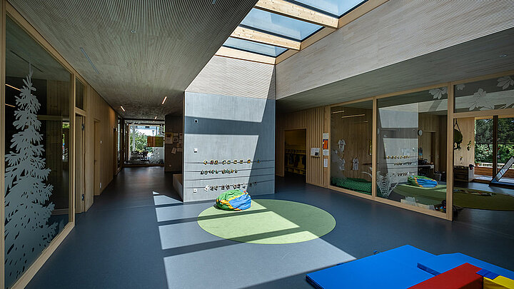 Lichtspiel des Glasdachs in der Kinderkrippe Wiggensbach LAMILUX Glasdach PR60 auf dem Neubau einer Kinderkrippe | insights by LAMILUX