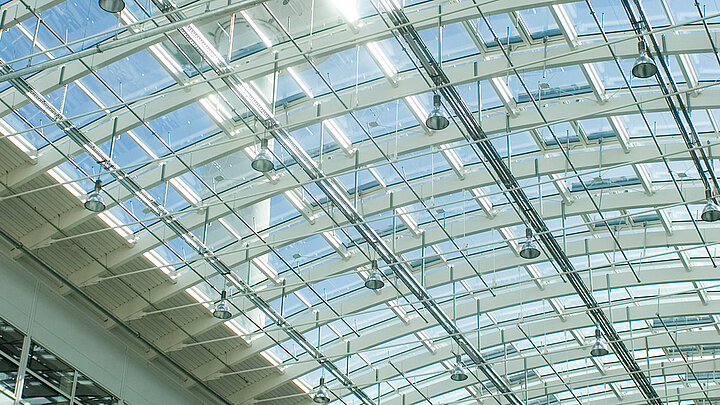 Glasdach der Neuen Messe Hamburg von innen mit Blick auf NRWG | insights by LAMILUX