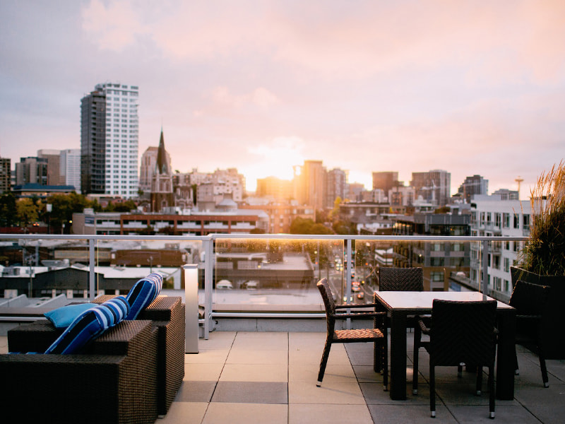 Dachterrasse mit Ausblick auf die Stadt 