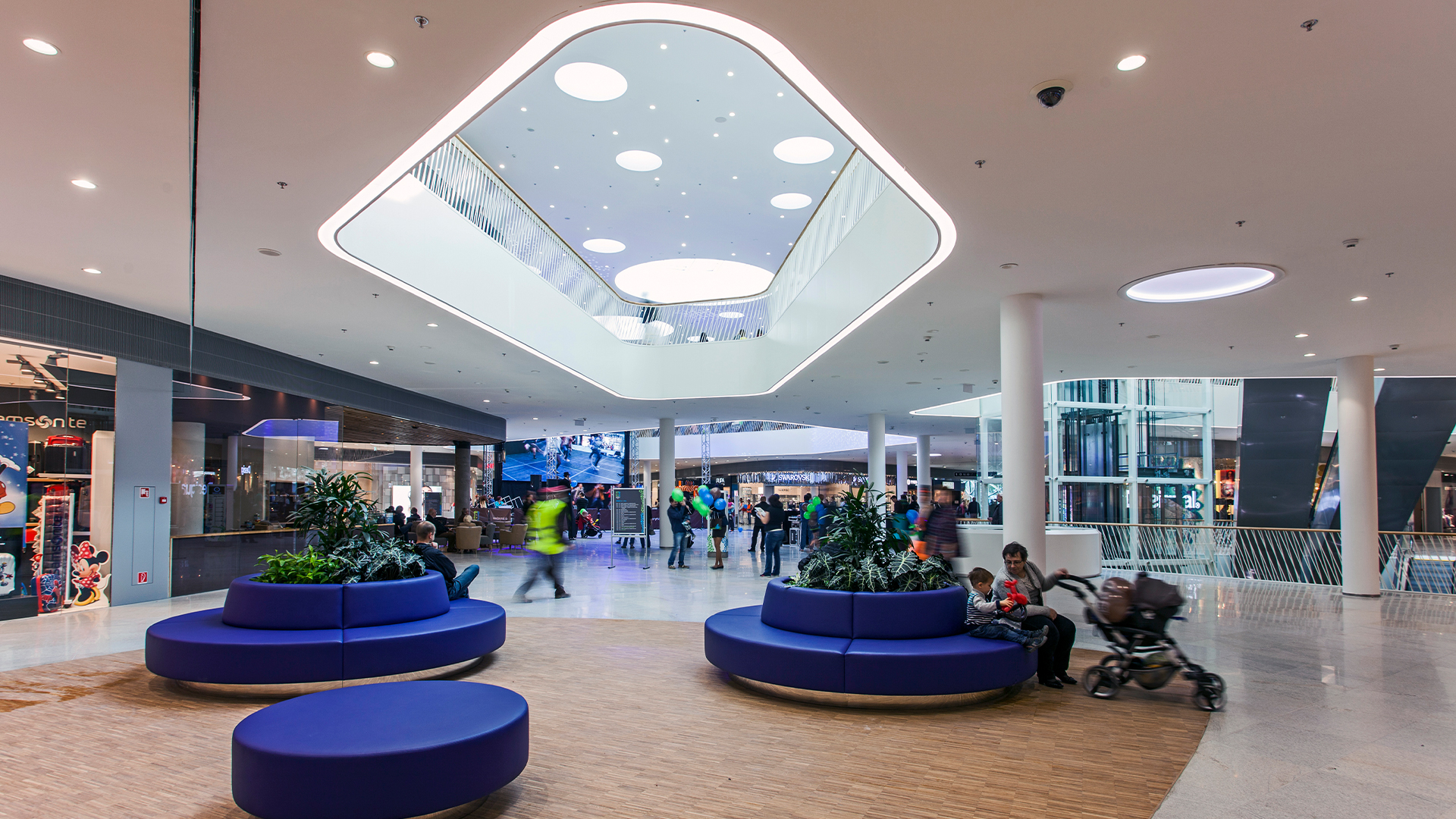 Blick auf Sitzmöglichkeiten in der Bory Mall mit Tageslicht Elementen über ihnen